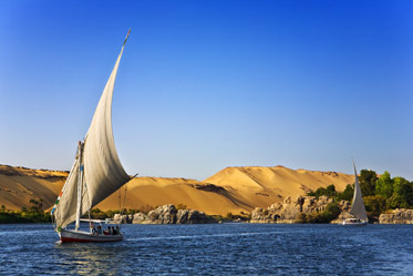 Boote segeln auf dem Nil