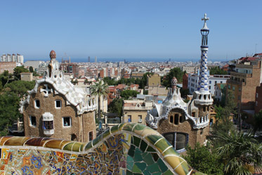 Blick über eine Mauer über das Barcelona Gaudis