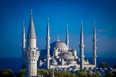 Moschee vor blaumem Himmel