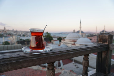 Glas mit Tee auf einem Balkon in Istanbul