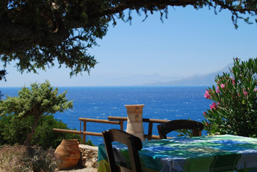 Eine Taverne auf Kreta mit Blick übers Meer