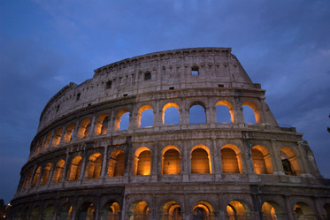 Colosseum in Rom bei Nacht